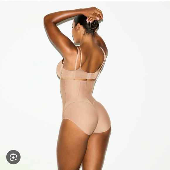 Skims Body CS Waist Cincher Butt Lifting Brief - Picture 3 of 8